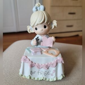 PRECIOUS MOMENTS Giving My Heart Freely (Cracked Egg Stamp, 2000)